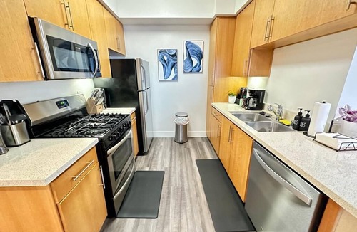 Wilshire Montana Apartment | Bright 2 Bed/2 Bath w/Views Walk to the Beach DTSM