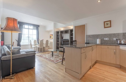 Tower Hill Apartment | Bright 2 Bed Flat with Tower Bridge Views