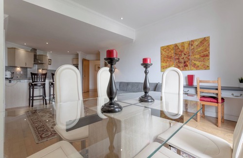 Tower Hill Apartment | Bright 2 Bed Flat with Tower Bridge Views
