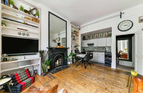 Notting Dale Apartment | Bright 2 Bed Flat with Garden & Terrace