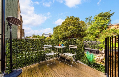 Notting Dale Apartment | Bright 2 Bed Flat with Garden & Terrace