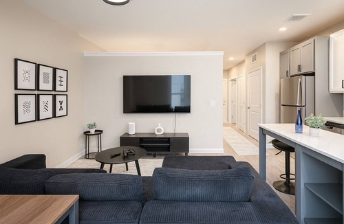 West Seventh Apartment | Bright 2-bedroom apartment with AC in enjoyable Saint Paul