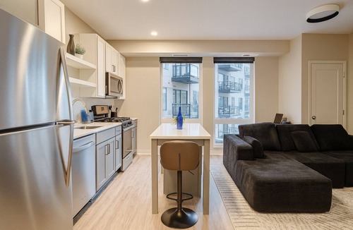 West Seventh Apartment | Bright 2-bedroom apartment with AC in enjoyable Saint Paul