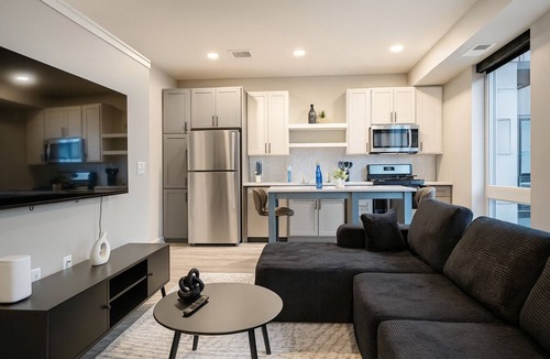 West Seventh Apartment | Bright 2-bedroom apartment with AC in enjoyable Saint Paul