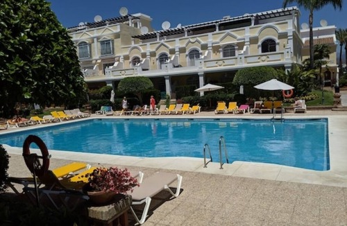 Marbella Apartment | Bright 2 bedroom apartment in a great location! 3 Pools, Private FREE Parking!