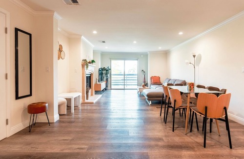Lamanda Park Apartment | Bright 2-bedroom apartment with AC in peaceful Pasadena