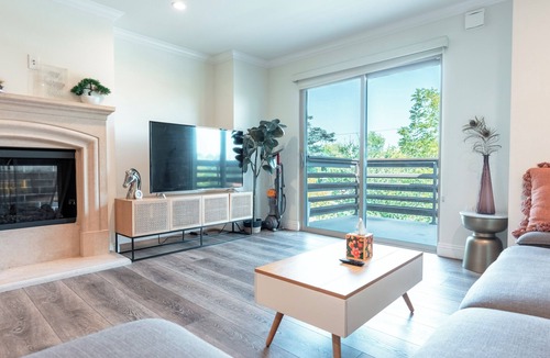 Lamanda Park Apartment | Bright 2-bedroom apartment with AC in peaceful Pasadena