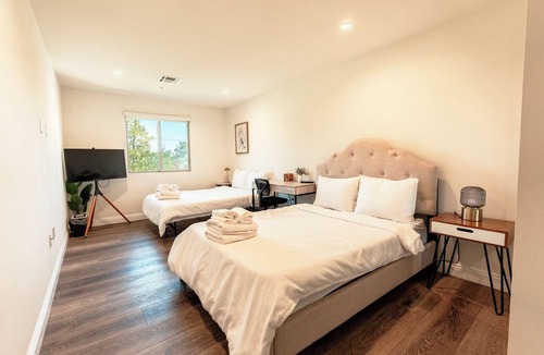 Lamanda Park Apartment | Bright 2-bedroom apartment with AC in peaceful Pasadena