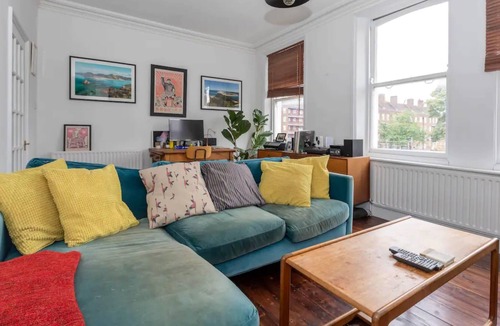 Clapton Apartment | Bright 2 Bedroom Flat in Lower Clapton