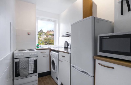Glenisla Apartment | ☆ Bright, 2 Bedroom West End Apartment ☆
