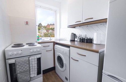 Glenisla Apartment | ☆ Bright, 2 Bedroom West End Apartment ☆