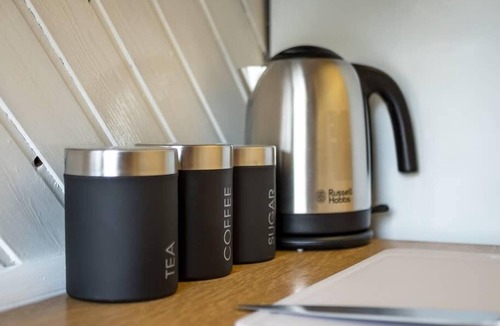 Glenisla Apartment | ☆ Bright, 2 Bedroom West End Apartment ☆