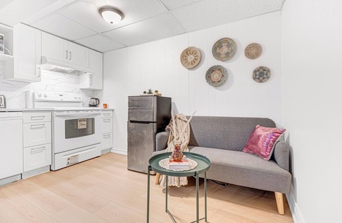 Pleasant View Apartment | Bright 2 Bedrooms Stay. Peace and Quiet. Free Parking