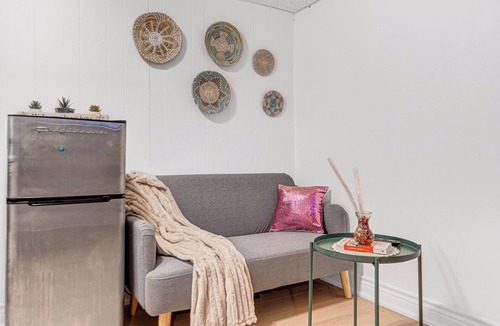 Pleasant View Apartment | Bright 2 Bedrooms Stay. Peace and Quiet. Free Parking
