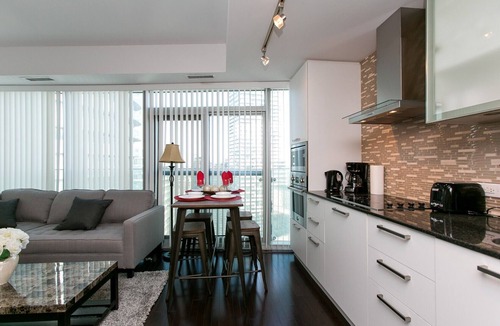 Toronto Entertainment District Condo | Bright 2 BR Condo - Jays, MTCC, CN Tower
