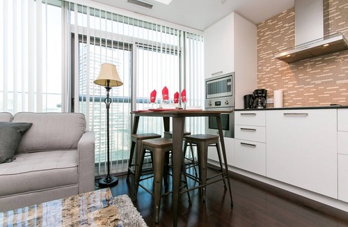 Toronto Entertainment District Condo | Bright 2 BR Condo - Jays, MTCC, CN Tower