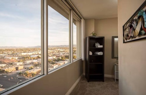 Winchester Apartment | Bright 2BD/2BA-Corner Apt. w/Great View