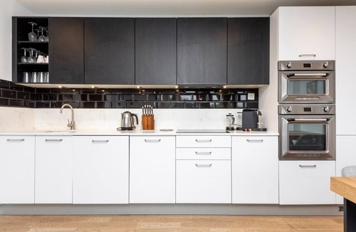 Kentish Town Apartment | Bright 2BR - 2Bath Apt with Balcony | Kentish Town