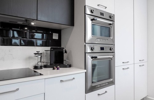 Kentish Town Apartment | Bright 2BR - 2Bath Apt with Balcony | Kentish Town