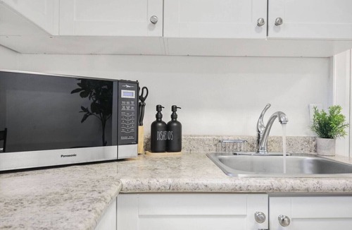Durham Region Apartment | Bright 2BR Apt Near Downtown & Beach | Free Parking