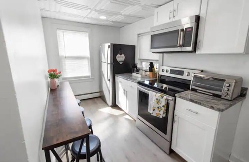 Jeffries Point Apartment | Bright 2BR by Boston Waterfrontn