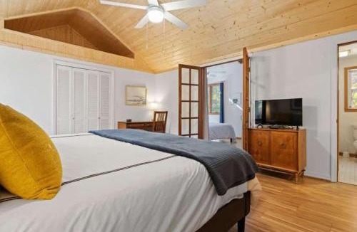 Hendersonville House | Bright 2BR Cabin with Sunroom Firepit Near Trails