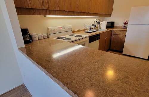 Foxcroft Square Apartment | Bright 2BR | Cherry Blossom View | Balcony