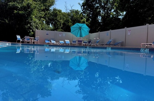 Foxcroft Square Apartment | Bright 2BR | Cherry Blossom View | Balcony