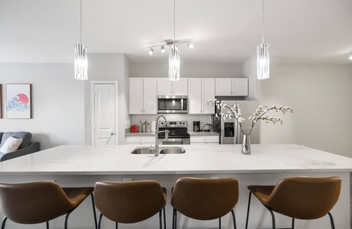 St. Edwards Apartment | Bright 2BR Flat w/Balcony + Pool | Walk to SoCo