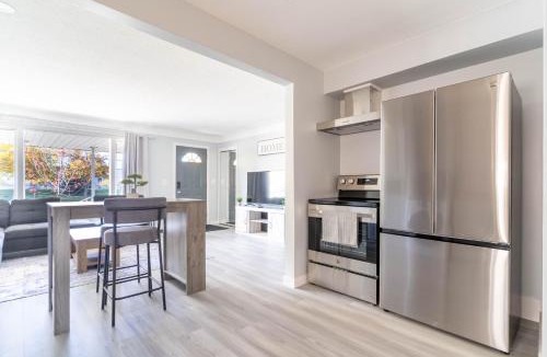 Windsor Apartment | Bright 2BR Home Near Airport & Shops