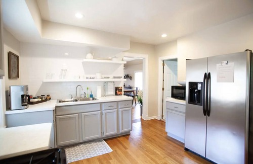 Forest Park Apartment | Bright 2BR in Forest Park – Quiet, Parking, Workspace, Long‑Stay Ready
