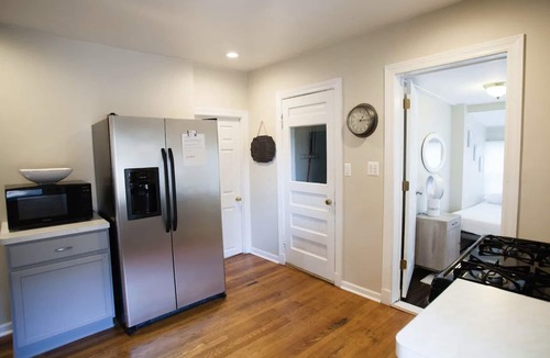 Forest Park Apartment | Bright 2BR in Forest Park – Quiet, Parking, Workspace, Long‑Stay Ready