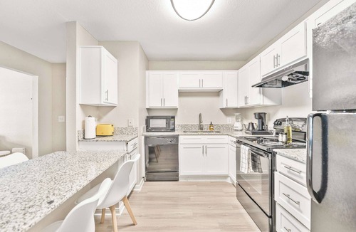 Pleasant Valley Apartment | Bright 2BR King Suite w Gym& close to Downtown