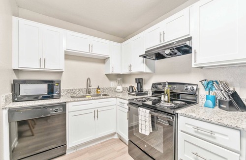 Pleasant Valley Apartment | Bright 2BR King Suite w Gym& close to Downtown