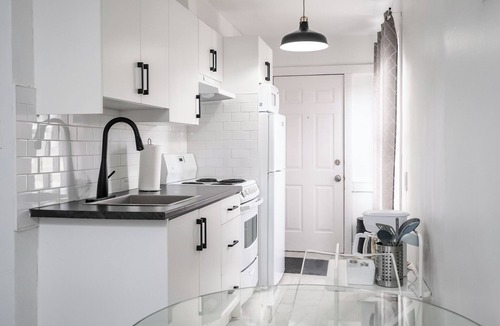 East Windsor Apartment | Bright 2BR near Walkerville | Walkable to River & Shops + Free Parking & WiFi