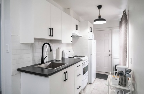 East Windsor Apartment | Bright 2BR near Walkerville | Walkable to River & Shops + Free Parking & WiFi