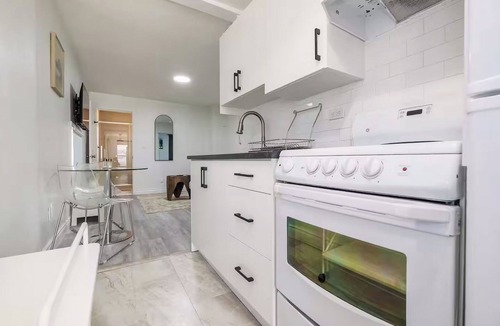 East Windsor Apartment | Bright 2BR near Walkerville | Walkable to River & Shops + Free Parking & WiFi