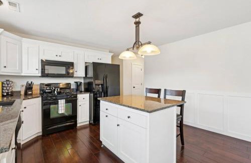 Logan House | Bright 2BR + Office | Garage, Yard & Animal Friendly