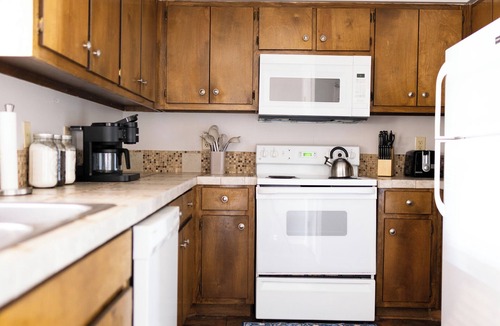 Mobile Apartment | Bright 2BR Retreat | Pet-Friendly Stay