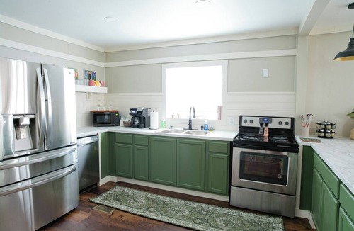 Clanton House | Bright 2BR Stay | Pets Allowed + WiFi
