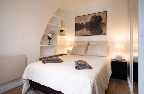 Quartier de la Plaine-de-Monceaux Apartment | Bright 2BR with Balcony Chic Paris