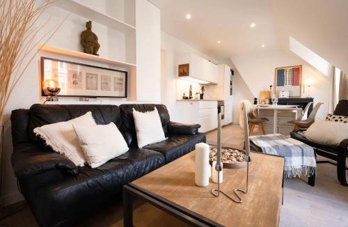 Quartier de la Plaine-de-Monceaux Apartment | Bright 2BR with Balcony Chic Paris