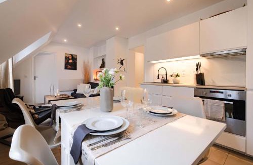 Quartier de la Plaine-de-Monceaux Apartment | Bright 2BR with Balcony Chic Paris