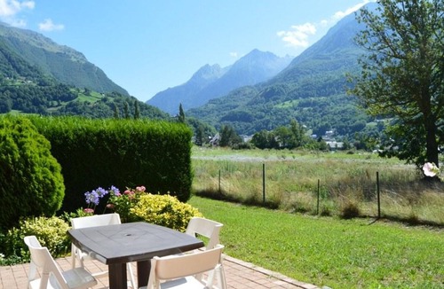Esquieze-Sere Apartment | Bright 2BR with garden, sleeps 6, Wi-Fi, parking, pets allowed