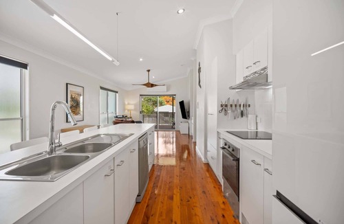 Annerley House | Bright 3-Bed Home in Leafy Annerley