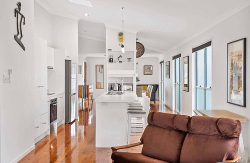 Annerley House | Bright 3-Bed Home in Leafy Annerley