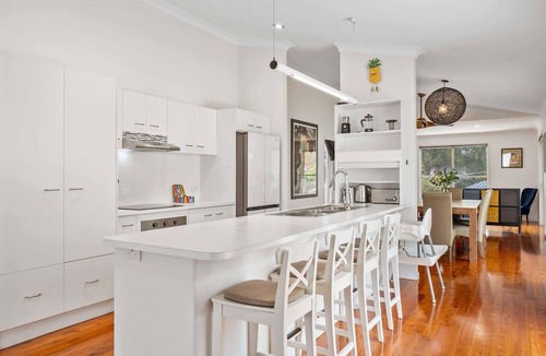 Annerley House | Bright 3-Bed Home in Leafy Annerley