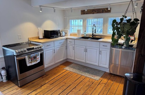 North Bennington Cottage | Bright 3-Bedroom Historical Cottage w/pool table