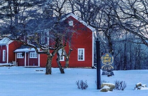 North Bennington Cottage | Bright 3-Bedroom Historical Cottage w/pool table