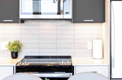 Harwood Hotel | Bright 3 Bedroom Home with Stunning View and Parking